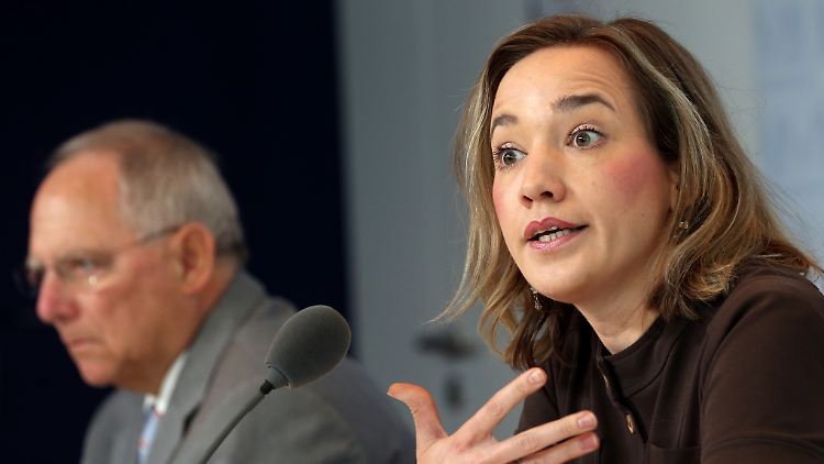Schon bei der Vorstellung des Berichts musste sich Kristina Schröder kritische Fragen anhören.