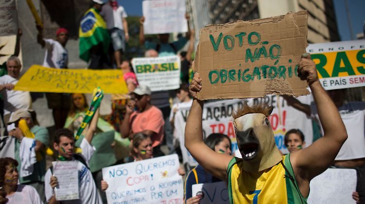 Die Protestierer prangern horrende Ausgaben für die Fußball-WM bei gleichzeitig massiver sozialer Ungleichheit in Brasilien an.