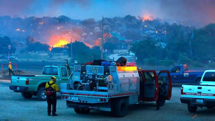 Die Feuwehr kann vielerorts nur noch hilflos zusehen, wie sich die Flammen durchfressen.