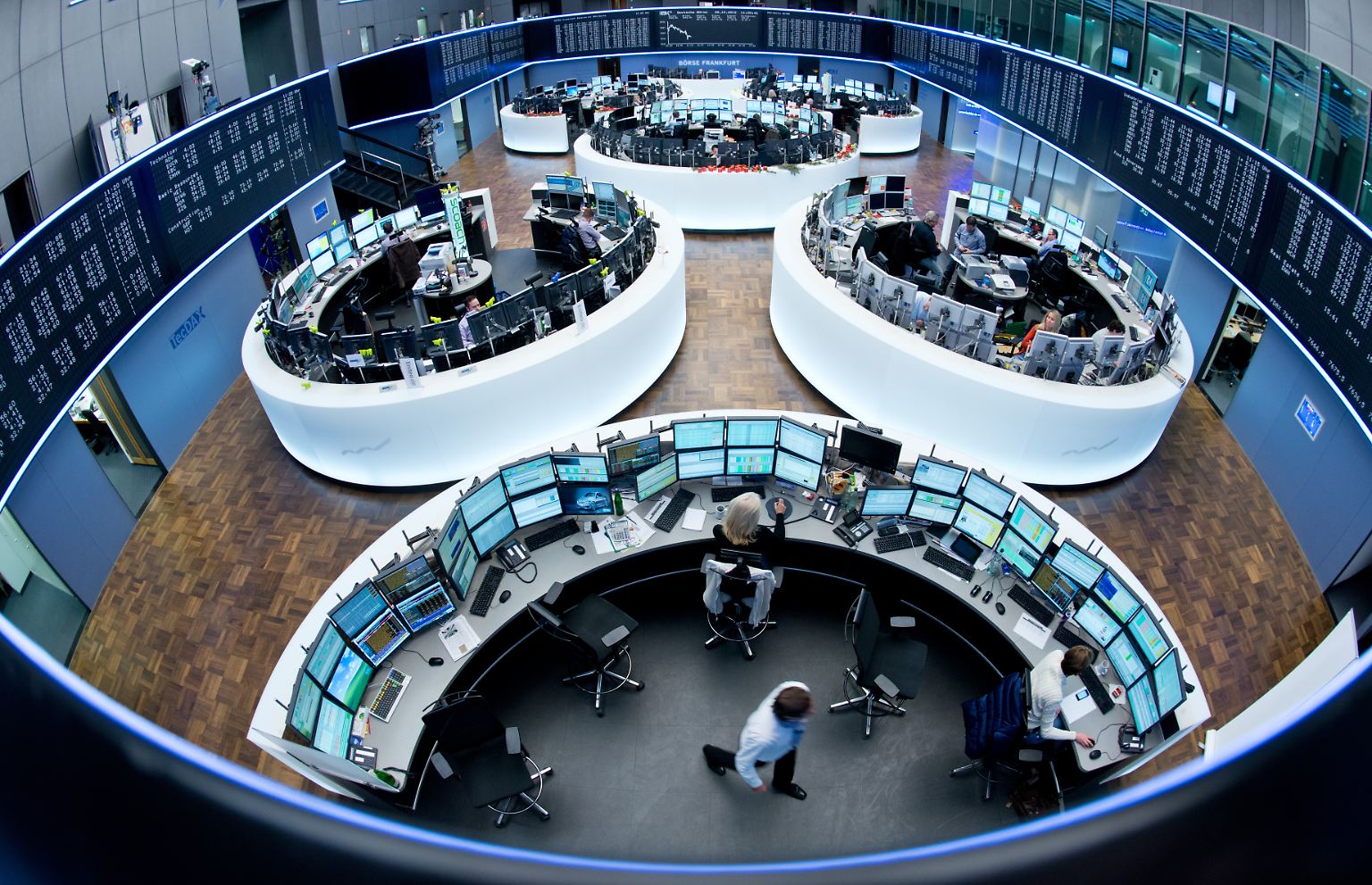 Happy Birthday Dax! Am 1. Juli 1988 wurde Deutschlands wichtigster Aktienindex eingeführt. Bis dahin herrschte Durcheinander: Deutschland habe mehr Aktienindizes als Aktien, spotteten ausländische Beobachter in den 80er Jahren. Es gab einen Index der "Börsen-Zeitung", einen der Commerzbank, einen der "Frankfurter Allgemeinen Zeitung".
