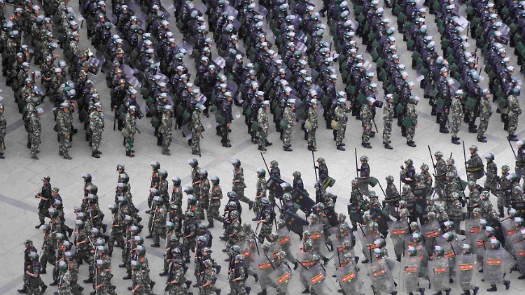 Bewaffnete Paramilitärs in Xinjiang.