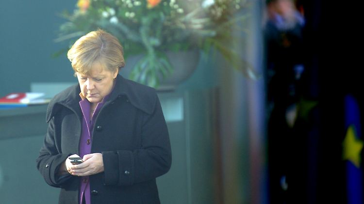 Kanzlerin Merkel tippt eine SMS: "Solange die ausländischen Dienste nicht über die Algorithmen verfügen, ist das sicher."
