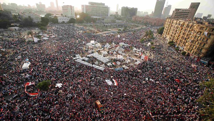 Auf dem Tahrir-Platz in Kairo feiern die Demonstranten die Ankündigung des Militärs.