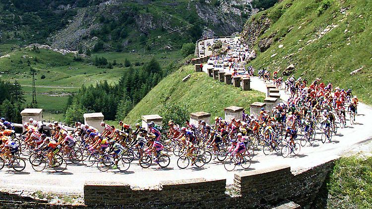 Das Peloton auf dem Weg von Sestriere nach Alpe d'Huez: Zum Massensprint wird es dort nie kommen.