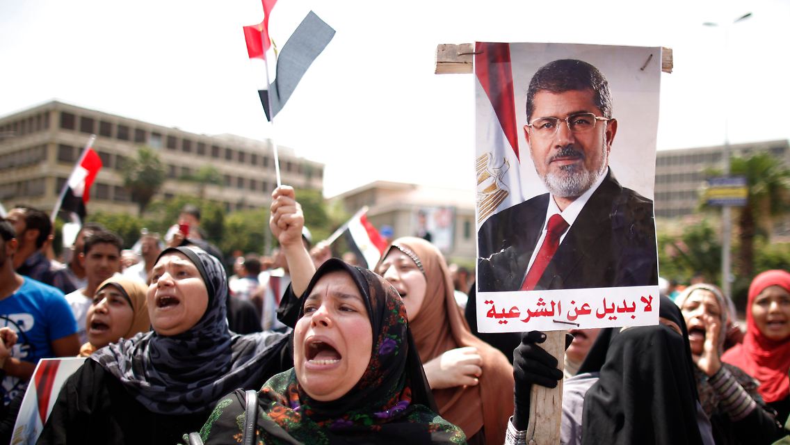 2013-07-02T111413Z_44448348_GM1E9721H8H01_RTRMADP_3_EGYPT-PROTESTS.JPG1765817482946945328.jpg