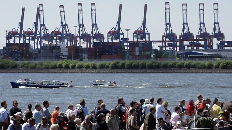 Touristen auf einer Fähre im Hamburger Hafen.