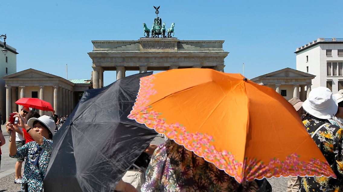 Heißer Sommer in Berlin: Touristen vor dem Brandenburger Tor.