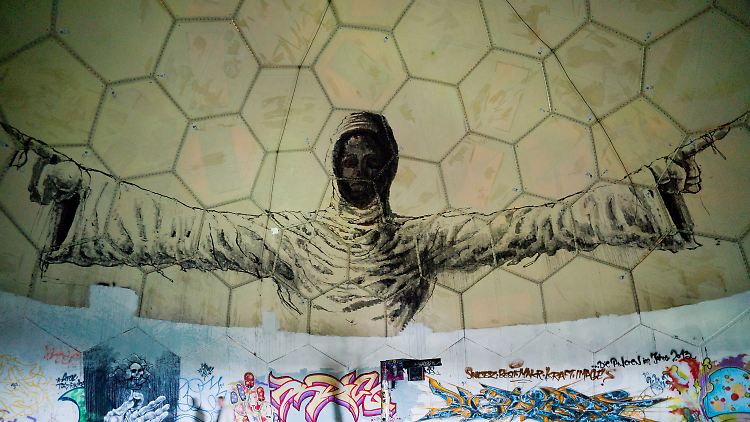 Graffito im Inneren einer Kuppel auf dem Berliner Teufelsberg. Hier betrieb der US-Geheimdienst NSA bis 1992 eine Abhörstation.