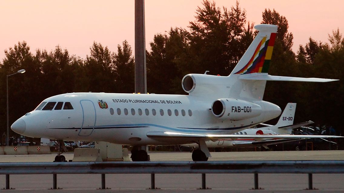 2013-07-03T030140Z_2109302898_GM1E9730UI301_RTRMADP_3_USA-SECURITY-SNOWDEN.JPG5496829280744099069.jpg