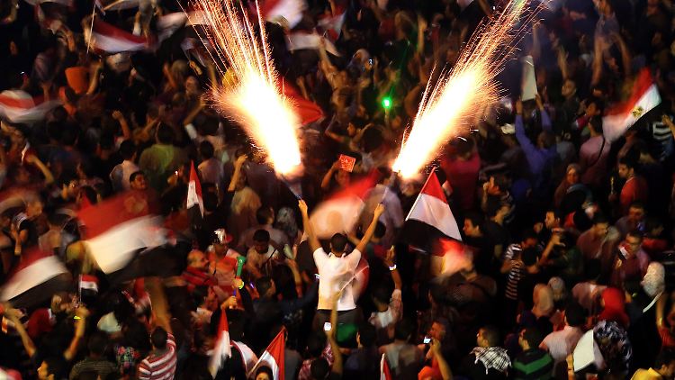 Zehntausende gingen in der Nacht in Kairo auf die Straße.