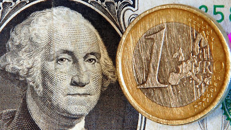 Der Euro verliert zum Dollar an Wert.