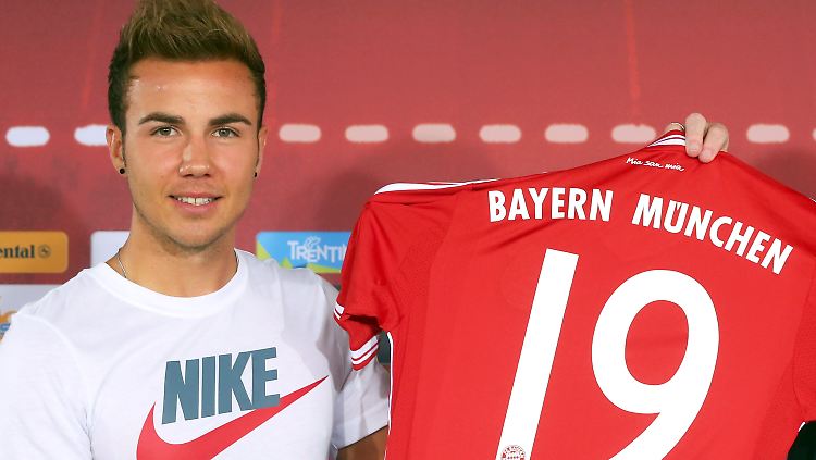 Nike auf der Brust, Adidas in der Hand: Mario Götze bei seiner offiziellen Vorstellung in München.