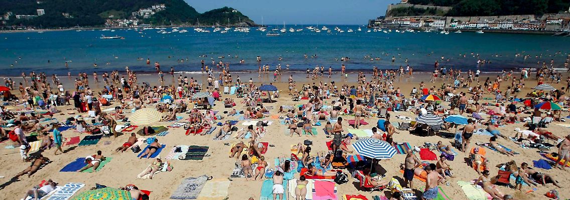 Spanien ist besonders gefragt - auch Last Minute: gut gefüllter Strand La Concha in San Sebastian.