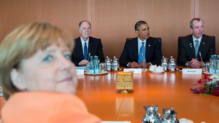 Obama zu Besuch im Kanzleramt. Damals mahnte Merkel "Verhältnismäßigkeit" an. Links neben Obama sein Sicherheitsberater Thomas Donilon, rechts US-Botschafter Philip Murphy.