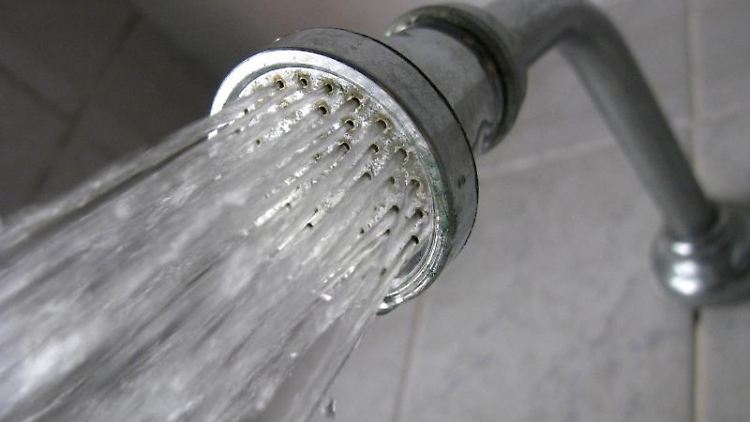 Erst wenn heißes Wasser durch die Leitung fließt, werden Legionellen abgetötet.