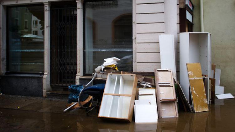 Aufräumen in Meißen: Das Hochwasser wird nach Ansicht von Experten die Konjunktur beleben.