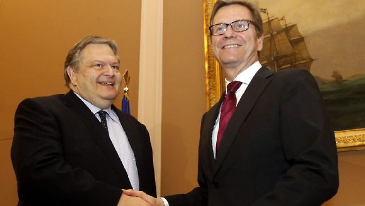 Westerwelle (r) spricht seinem griechischen Amtskollge Venizelos bei ihrem Treffen in Athen Mut zu.