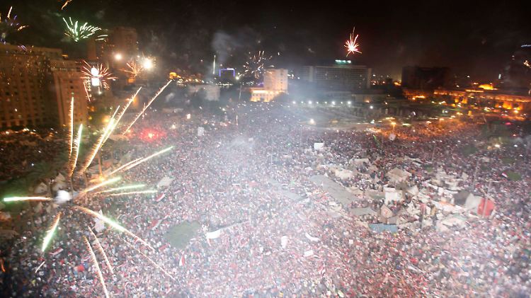 Hunderttausende bejubeln auf dem Tahrir-Platz den Machtwechsel.