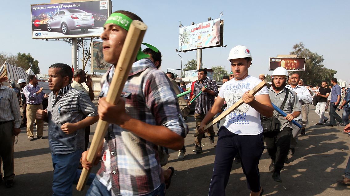 In Ägypten bekämpfen sich Anhänger und Gegner Mursis gegenseitig mit hoher Gewaltbereitschaft.