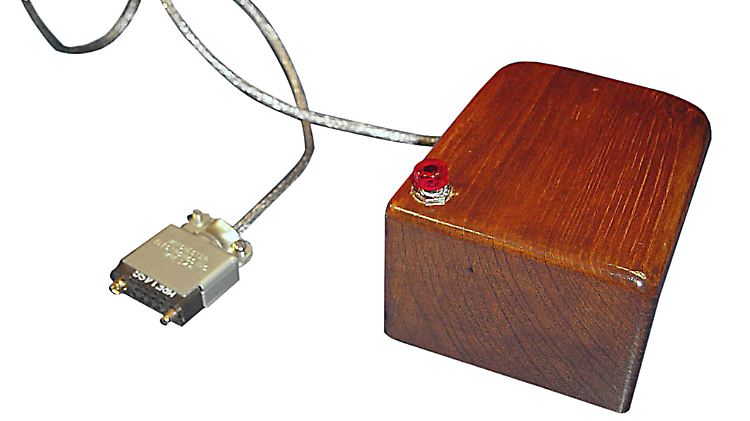 Die erste Computermaus: Der Prototyp bestand aus einem Holzkasten mit Kabel, einer roten Taste zum Klicken und einem Rad, das die Bewegungen des Geräts auf dem Bildschirm umsetzte.
