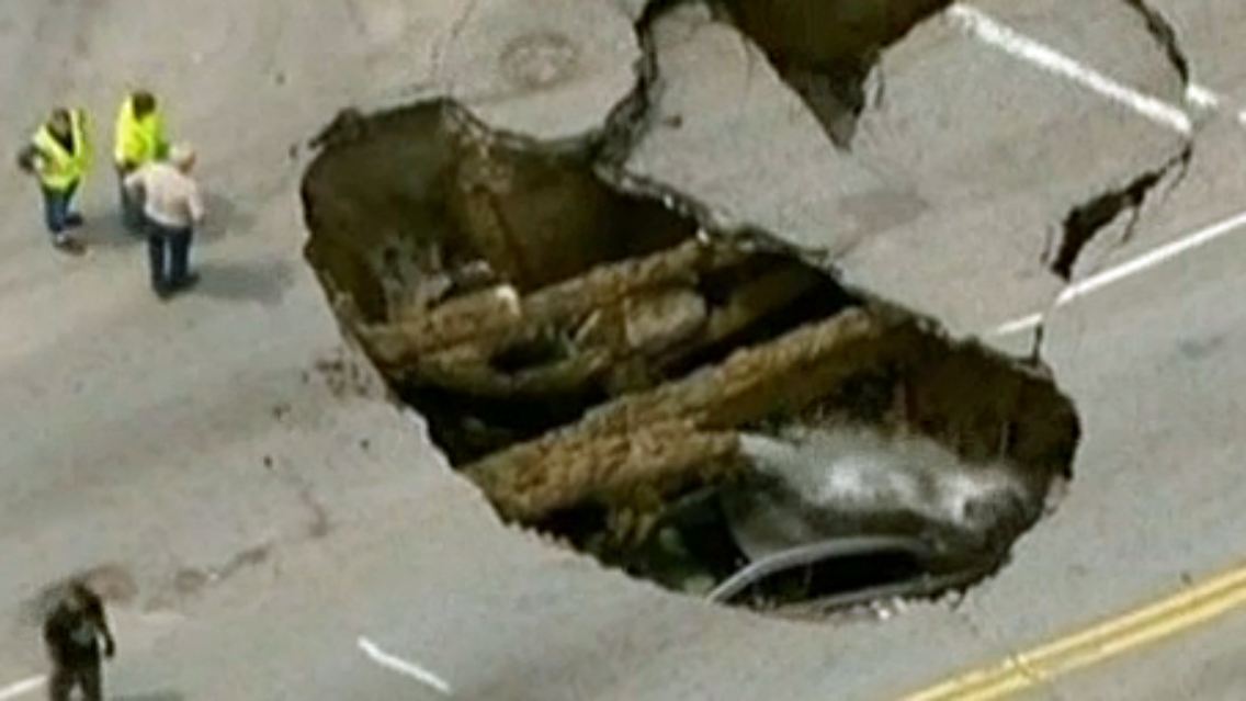 Mitten auf der Straße prangt ein 6 Meter tiefes Erdloch.