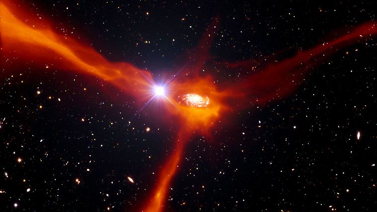 Hungrige Galaxie beim Wachsen: Sie saugt Gas (orange) aus der Umgebung auf.