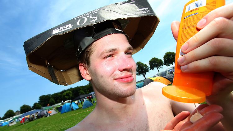 Nicht schön, aber auch ein Hut aus Pappe kann gegen Sonnenbrand helfen. 