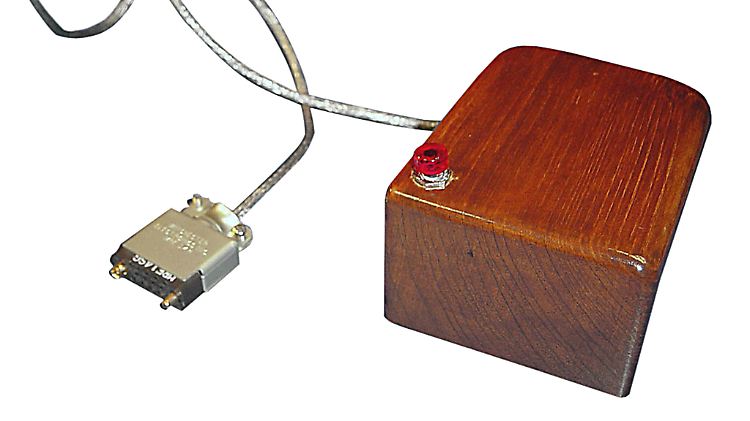 Rustikales Design: die erste Computermaus. Der rote Knopf ist die Maustaste.