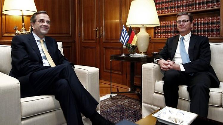 Westerwelle (r) spricht Griechenlands Regierungschef Samaras Mut zu.