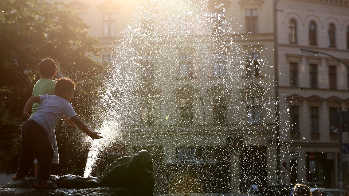 Am Wochenende sollte man dringend Abkühlung suchen, wie hier in Berlin.