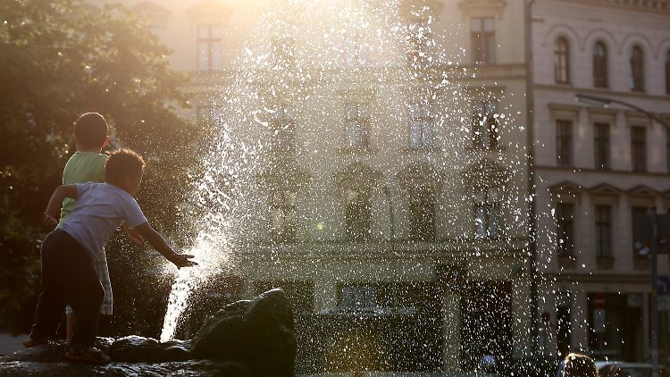 Am Wochenende sollte man dringend Abkühlung suchen, wie hier in Berlin.
