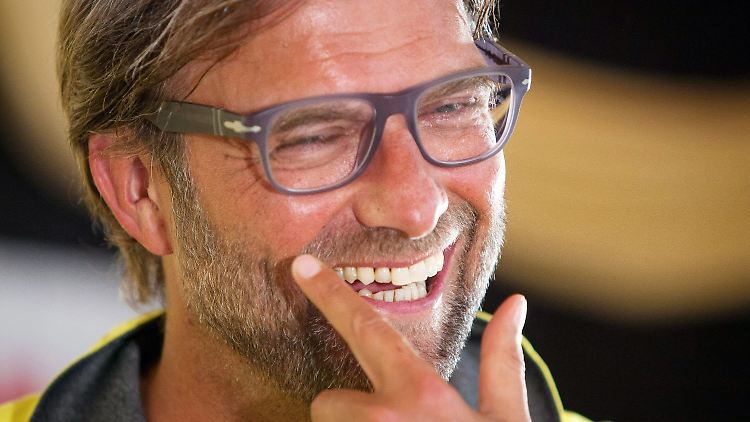 "Wir wollen stärker sein als in der letzten Saison. Stand jetzt haben wir ja nur einen Stammspieler verloren", verkündet ein lachender Jürgen Klopp.