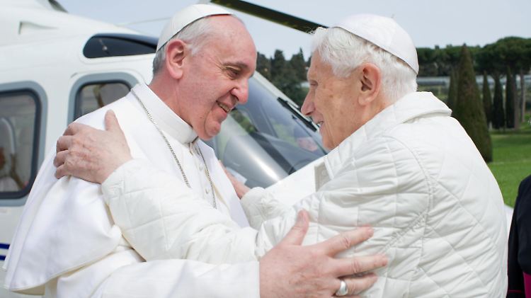 Die beiden Päpste liefern immer wieder Signale großer Nähe.