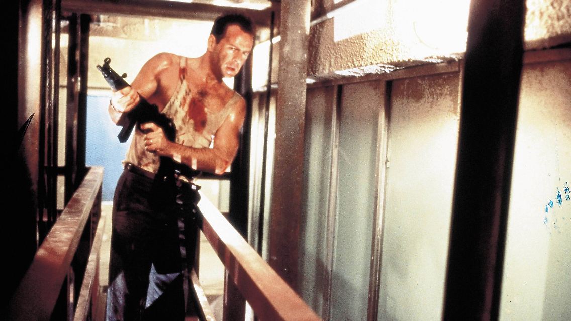 Schwarzenegger lehnte aber auch hier die Hauptrolle ab. Fünf weitere Darsteller standen auf der Liste: Sylvester Stallone, Burt Reynolds, Harrison Ford, Mel Gibson und Richard Gere - keiner bekam die Rolle. Erst dann kam Bruce Willis zum Zug.