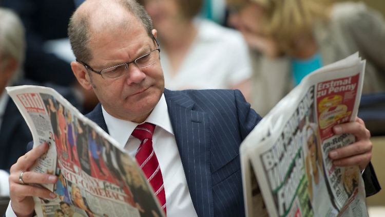 Erstmal einlesen: Hamburgs Regierungschef Olaf Scholz bei der morgendlichen Zeitungslektüre.