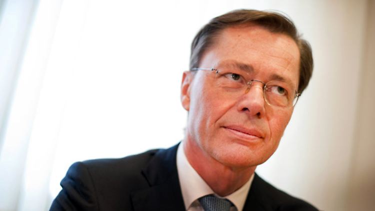 Der Ex-Arcandor-Chef Middelhoff und seine Frau fordern von der Bank mehr als 100 Millionen Euro zurück.