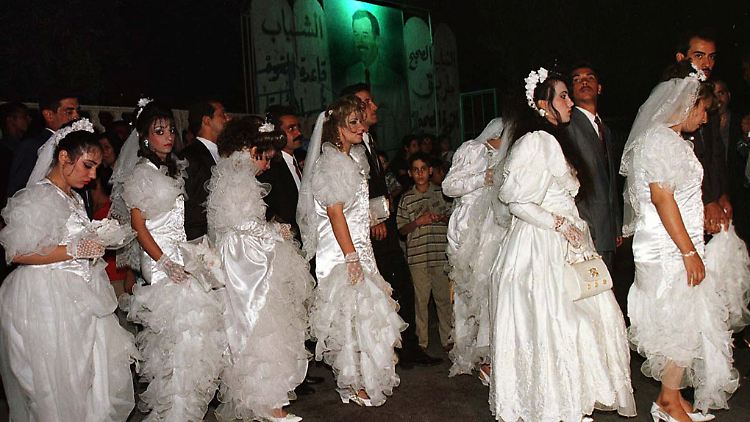 Im Irak werden Ehen gern auch mit vielen anderen zusammen geschlossen. Hauptsache pompös.