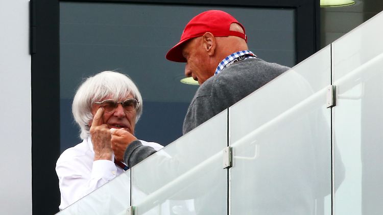 Bernie Ecclestone im Gespräch mit Niki Lauda.