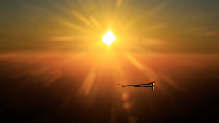 "Solar Impulse" wird von einer Person an Bord gesteuert.