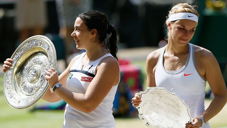 Bei der Siegerehrung strahlte Bartoli (l), Lisicki war noch sichtlich gezeichnet.