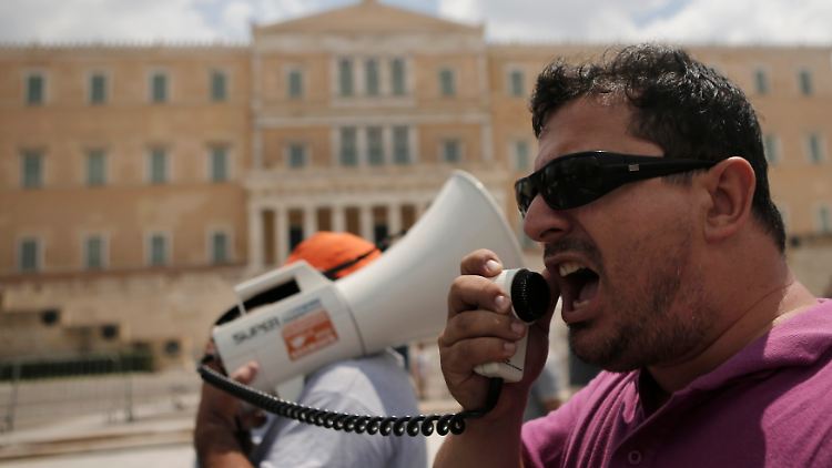 Kommunalpolizisten protestieren in Athen gegen ihre Versetzung in die "Mobilitätsreserve".