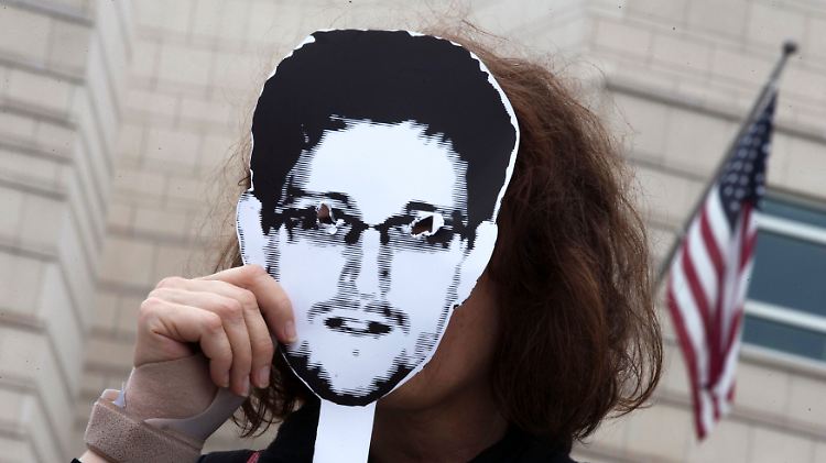 2013-07-04T172752Z_161917333_GM1E97503W201_RTRMADP_3_USA-SECURITY-SNOWDEN.JPG3857448380311740402.jpg