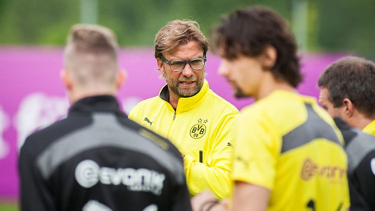 Jürgen "Robin" Klopp bei der Saisoneröffnung mit seinen BVBlern.