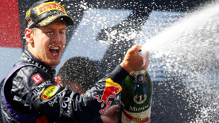 Bann gebrochen: Sebastian Vettel feiert seinen ersten Sieg in Deutschland spritzig.