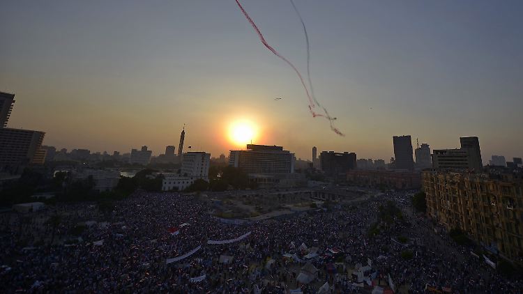 Kampfjets vollführen über dem Tahrir-Platz Kunststückchen - und demonstrieren so die Nähe von Mursi-Gegnern und Militär.