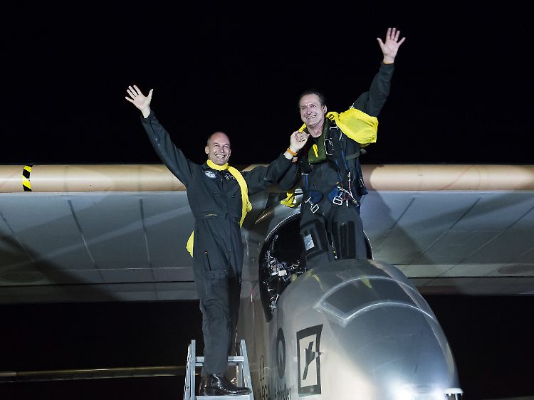 André Borschberg (r) und Bertrand Piccard nach der Landung des Solarflugzeugs in New York.