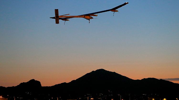 Die "Solar Impulse" bei ihrem Start vom Sky Harbor International Airport in Phoenix am 22. Mai 2013.