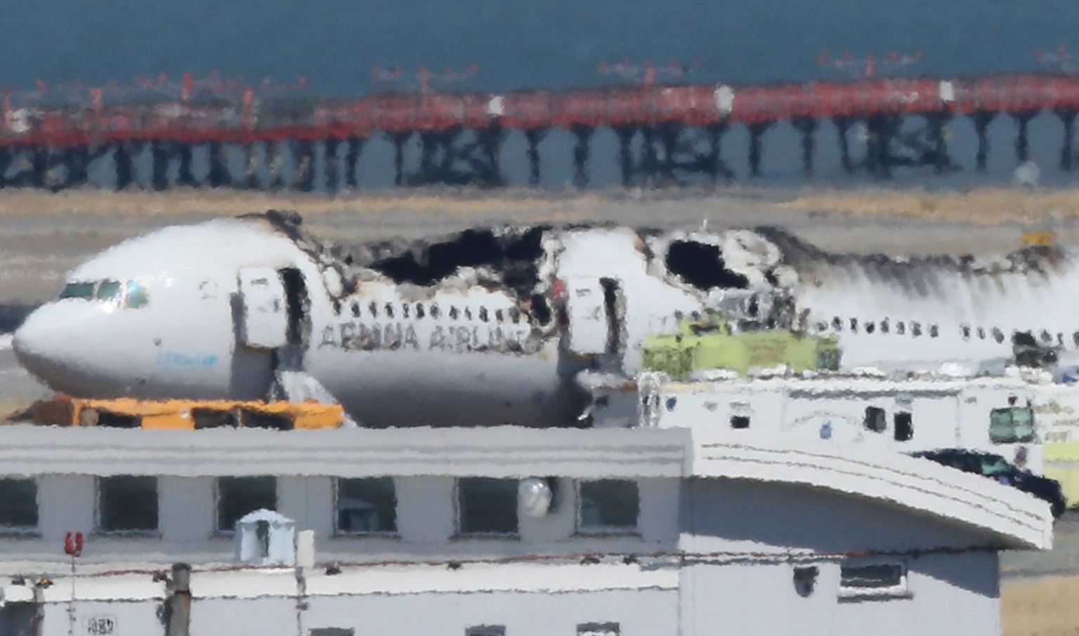 Die Hitze in San Francisco lässt die Luft flimmern. Das Feuer, das den Fahrgastraum des abgestürzten Passagierflugzeugs zerstört hat, ist gelöscht.