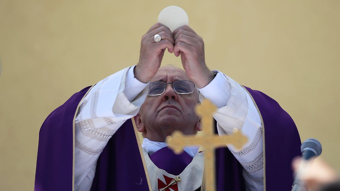 2013-07-08T095658Z_1801246203_GM1E9781DS002_RTRMADP_3_POPE-LAMPEDUSA.JPG7877085968285174299.jpg