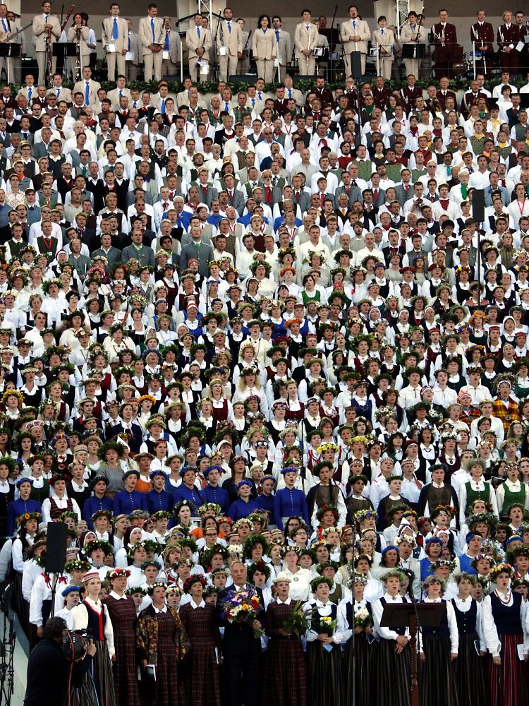 Viele Herzen im Takt: Beim lettischen Sängerfest in Riga kommen alle fünf Jahre Zehntausende Menschen zusammen und singen traditionelle Volkslieder.